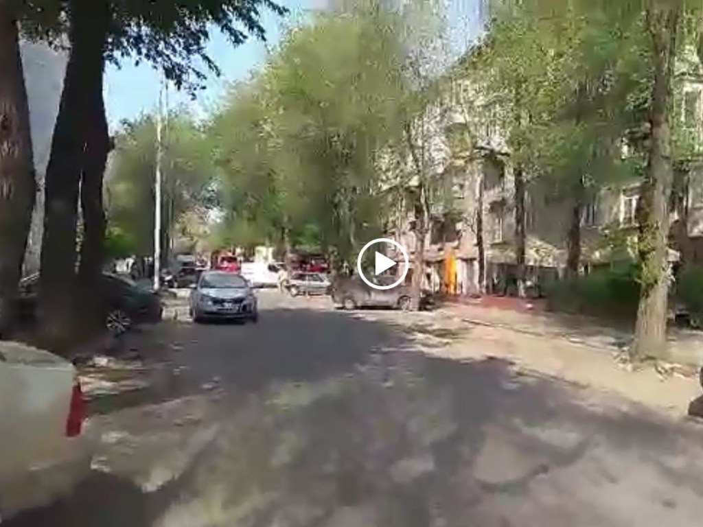 «Герои парковки» виноваты: В центре Запорожья пожарным пришлось ехать с мигалками по тротуару (ФОТО)