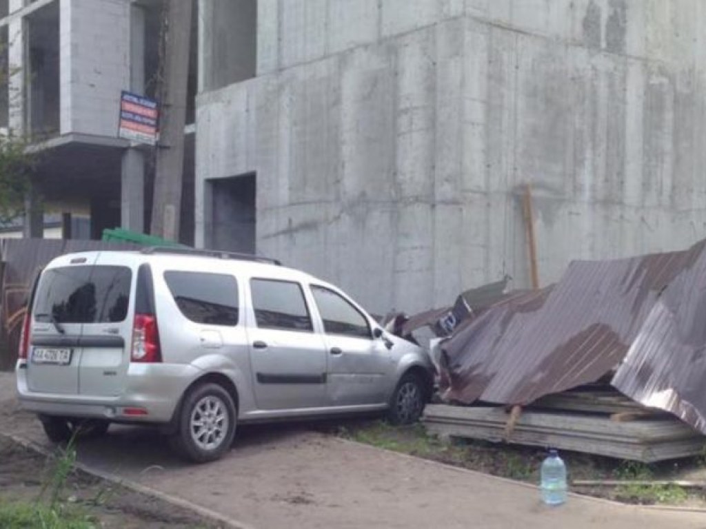 В центре Киева водитель Renault сбил мужчину с ребенком на переходе (ФОТО)