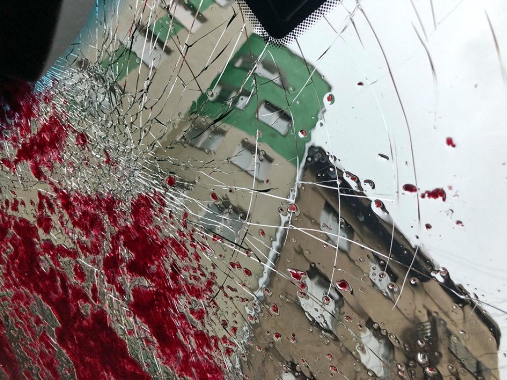 Похоже на кровь: В Ивано-Франковске в машину бросили банку с вареньем (ФОТО)