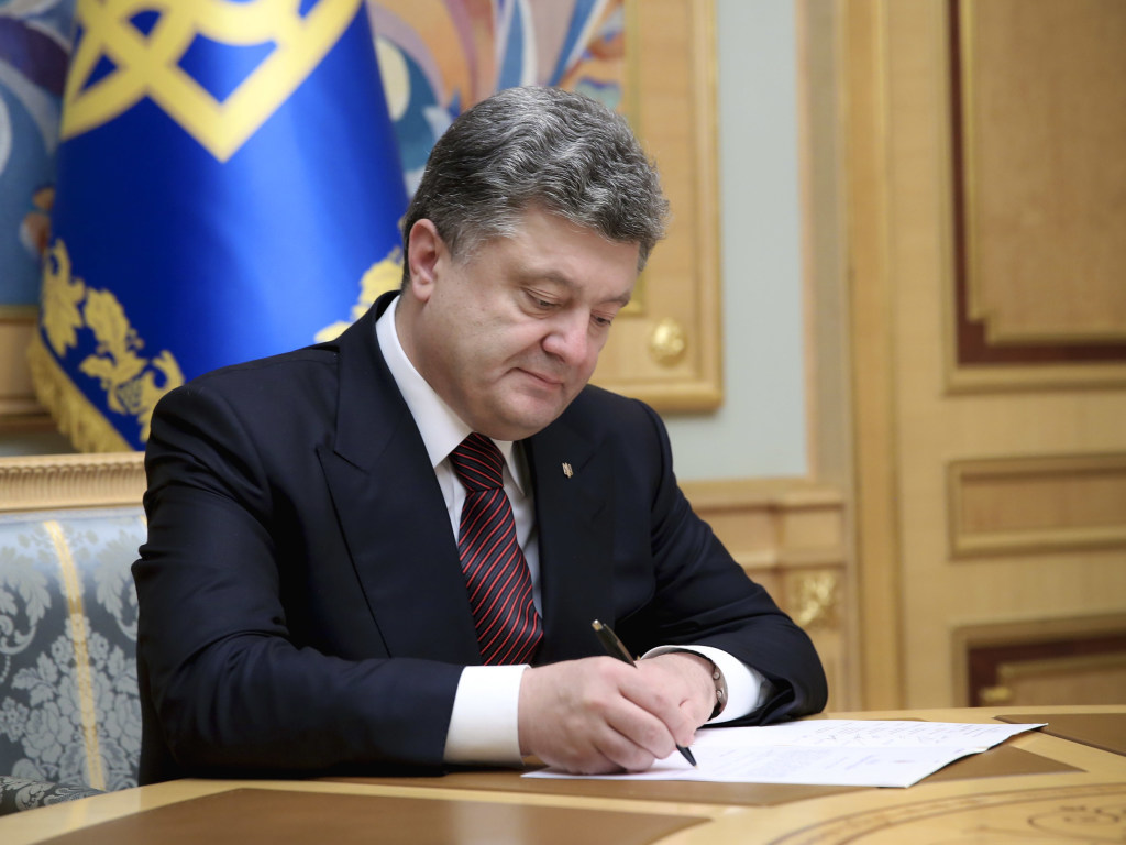 После смены власти Порошенко может покинуть Украину &#8212; политолог