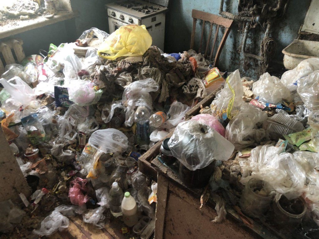 «Нет воды, света, унитаза, есть вонь, тараканы, тонны мусора»: в Житомире жильцы пожаловались на соседку (ФОТО)