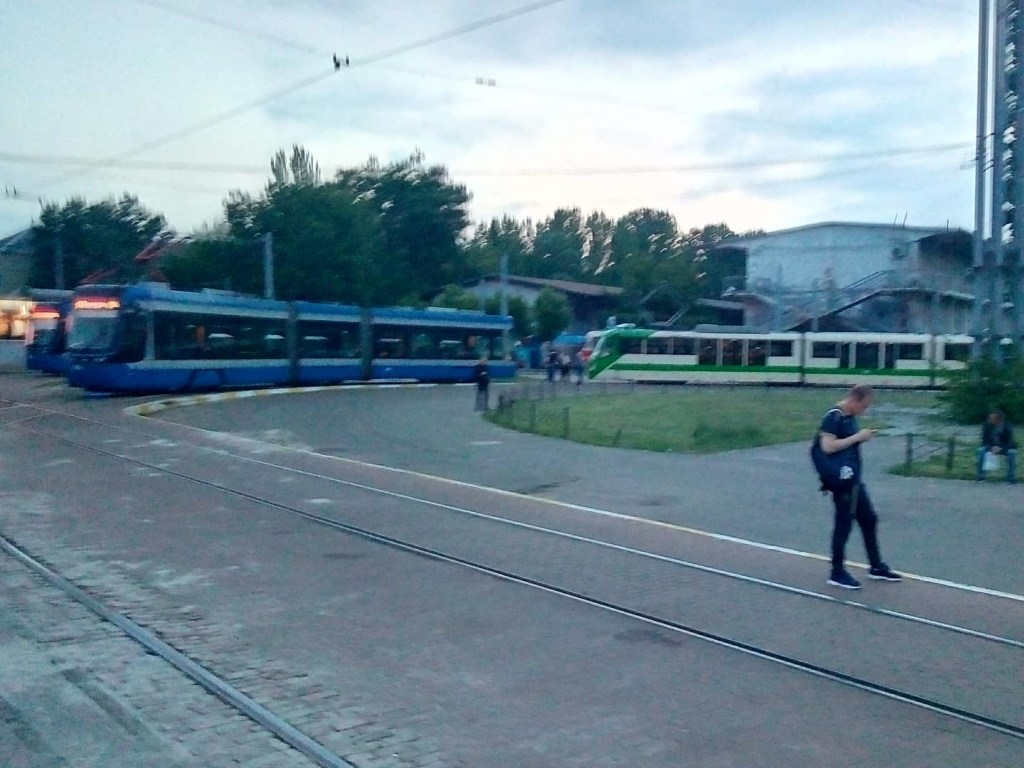 В Киеве на Отрадном с рельсов сошел скоростной трамвай: Люди оказались в западне (ФОТО)