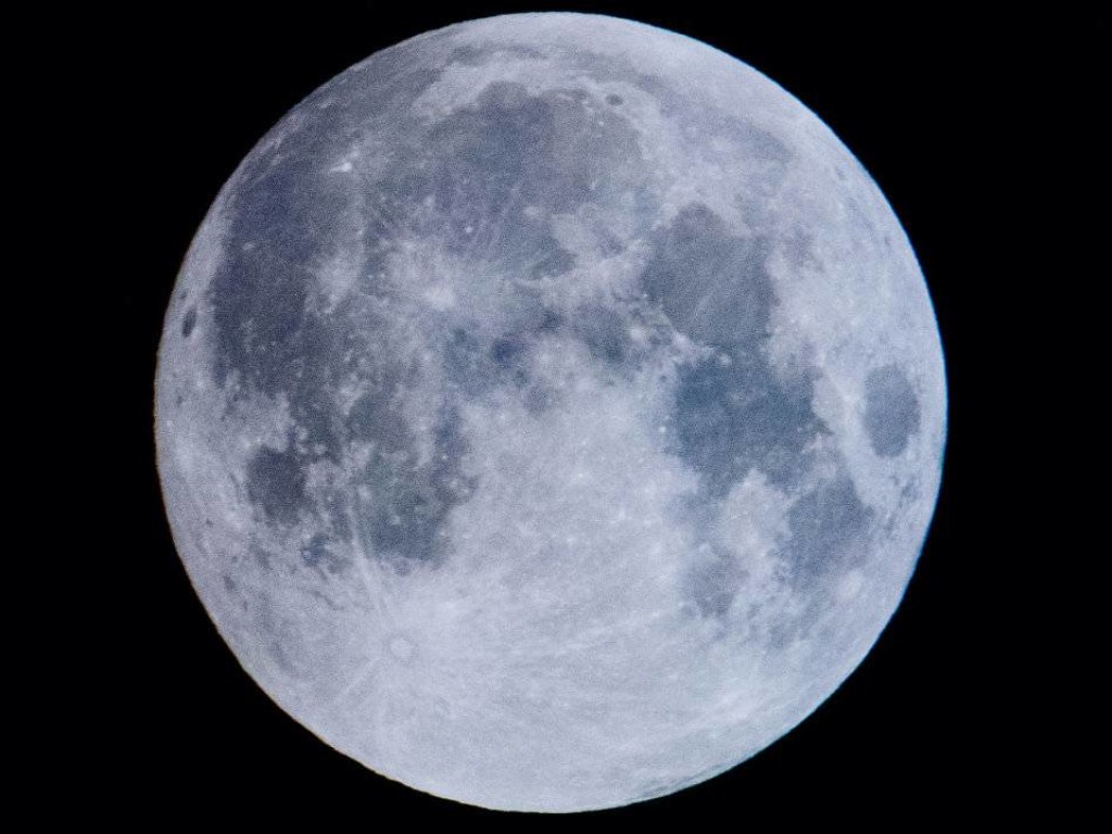NASA обнаружило на Луне следы падения космического корабля (ФОТО)