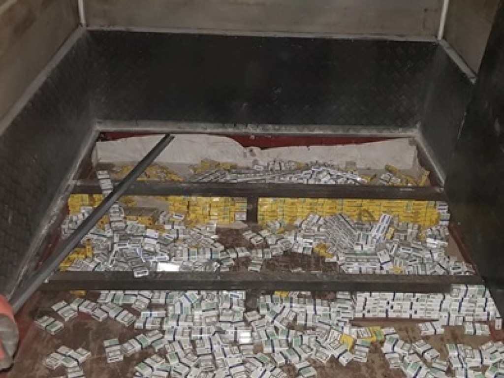 Украинец пытался вывезти контрабандные сигареты в двойном днище авто (ФОТО)