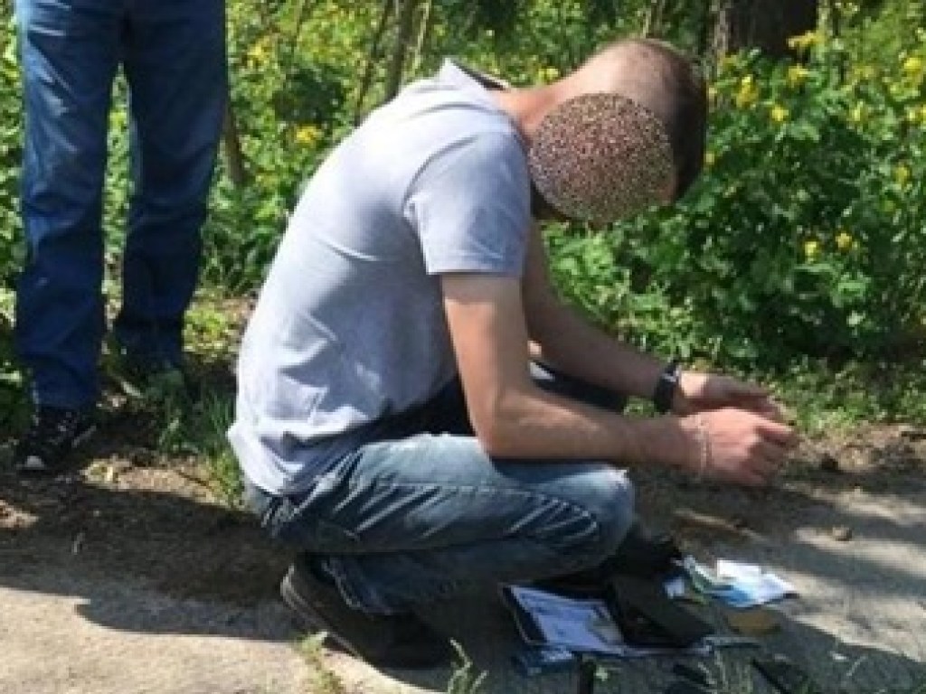 Под Киевом 30-летний мужчина продал копам гранату и пистолет (ФОТО)