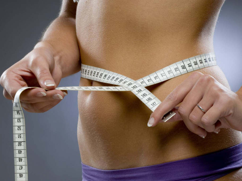 Нюхать еду и смотреть в зеркало: Эксперты назвали необычные способы для похудения