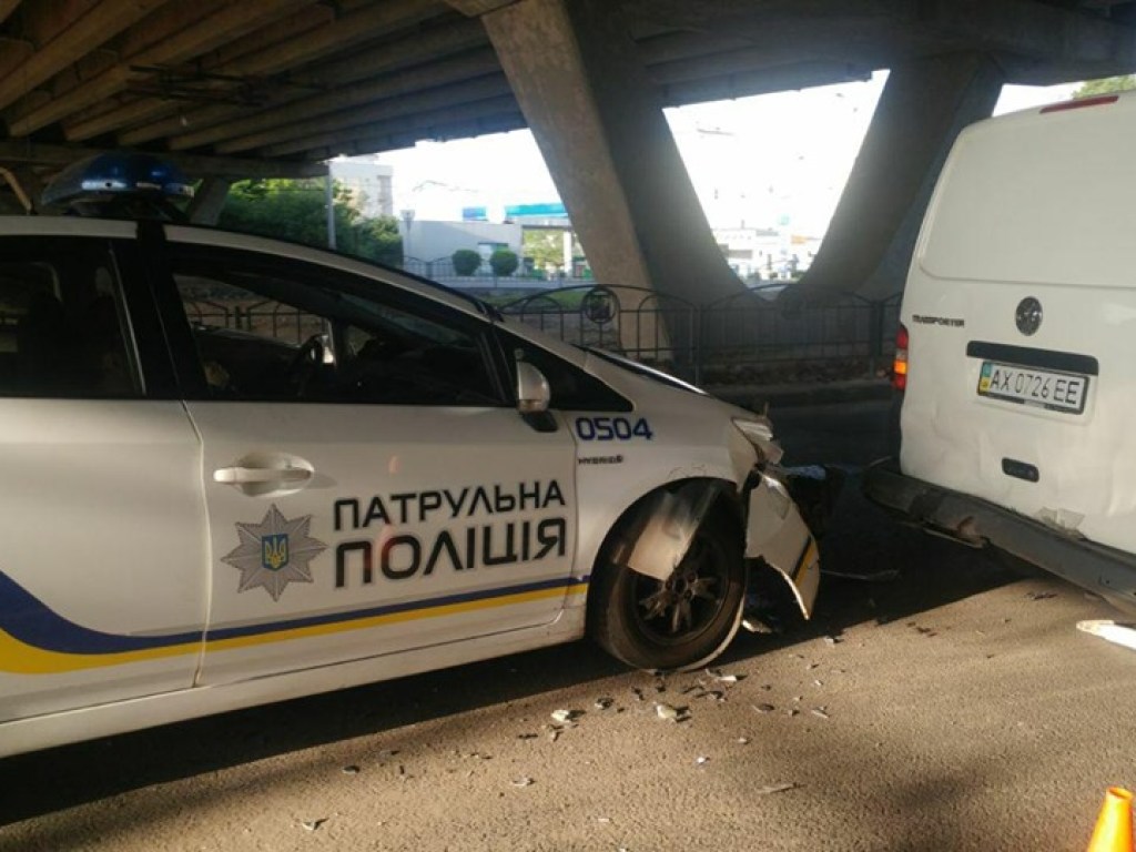 В Харькове полицейская Toyota Prius спровоцировала ДТП под мостом (ФОТО)