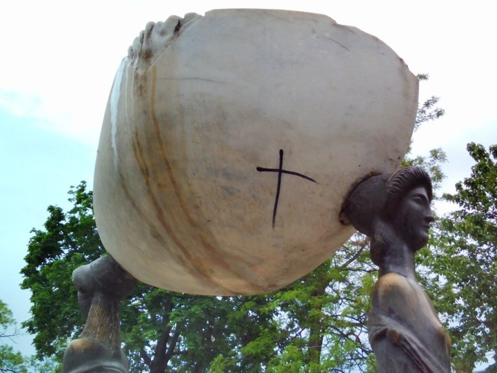 Одесские вандалы испортили крестами памятник (ФОТО)