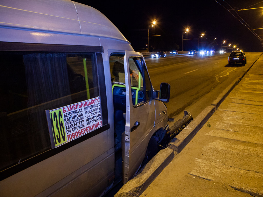 В Днепре пьяный водитель такси врезался в маршрутку с пассажирами (ФОТО, ВИДЕО)