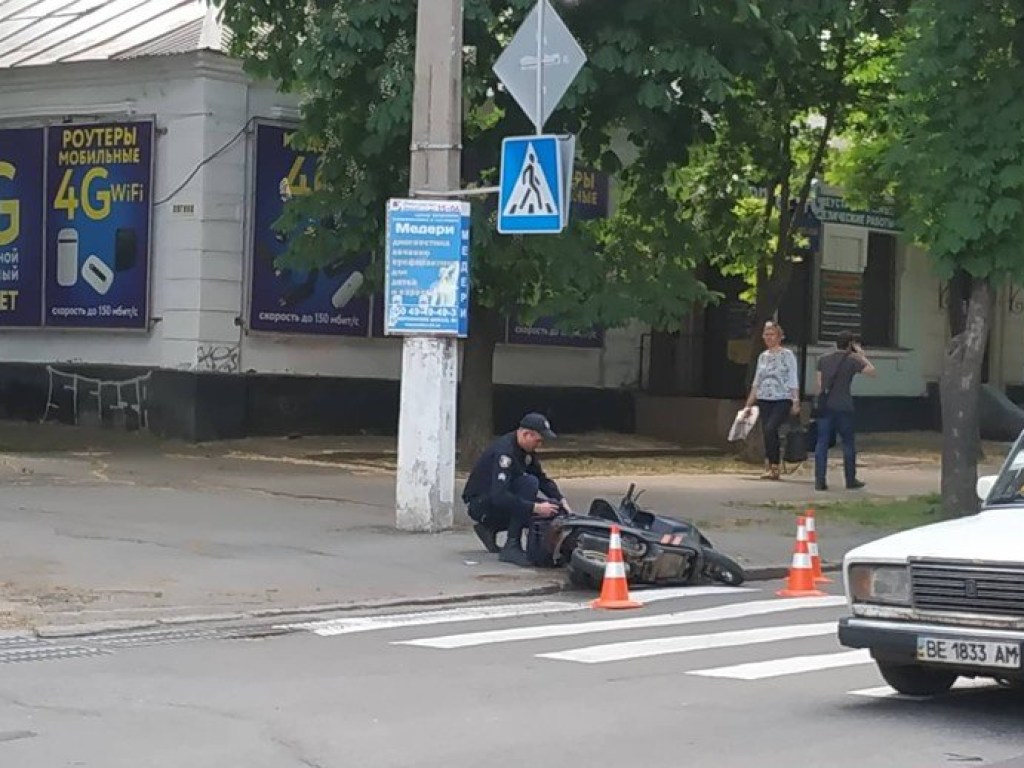 В центре Николаева подросток на мопеде сбил женщину на «зебре» (ФОТО)