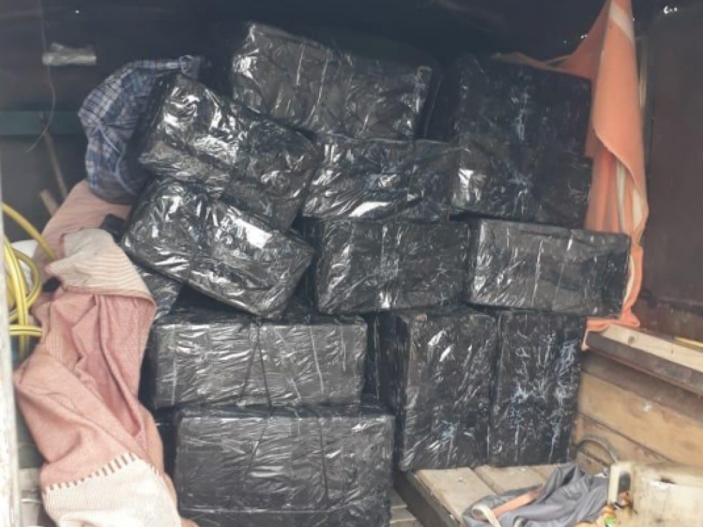Закарпатские пограничники на границе с Румынией обнаружили 73 пакета сигарет (ФОТО)