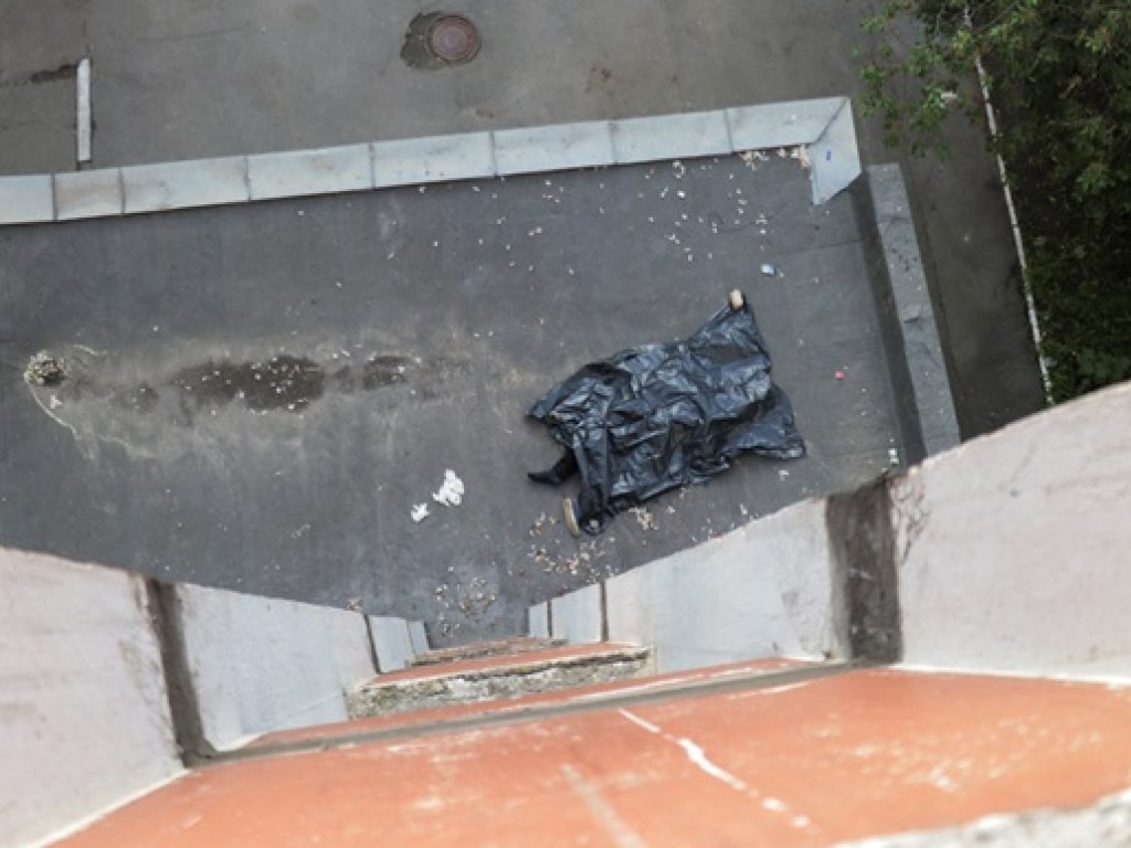 В Киеве погиб школьник, выпавший с 16 этажа (ФОТО)