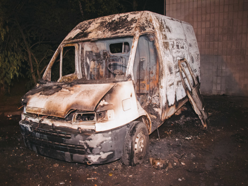 На столичной Троещине сгорел микроавтобус Citroen (ФОТО, ВИДЕО)