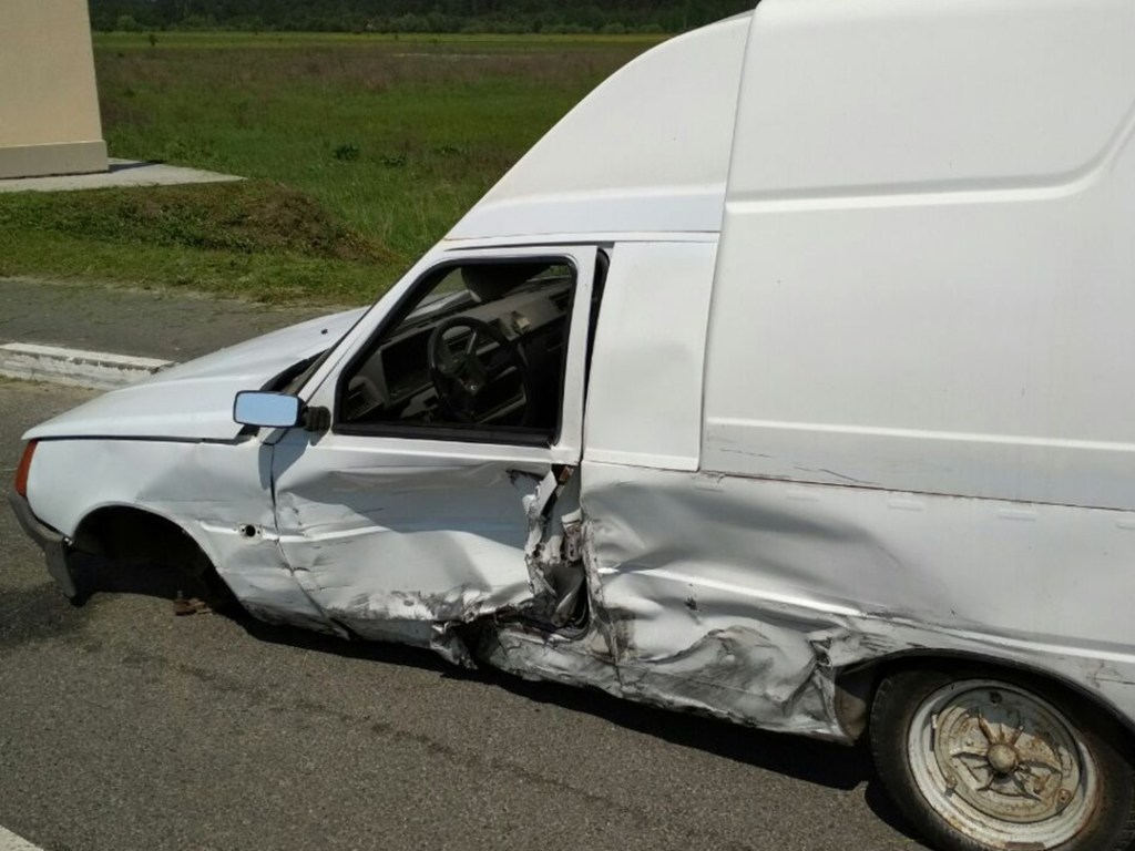 ДТП с опрокидыванием: Под Киевом Toyota выехала на «встречку» и врезалась в фургон ЗАЗ (ФОТО)