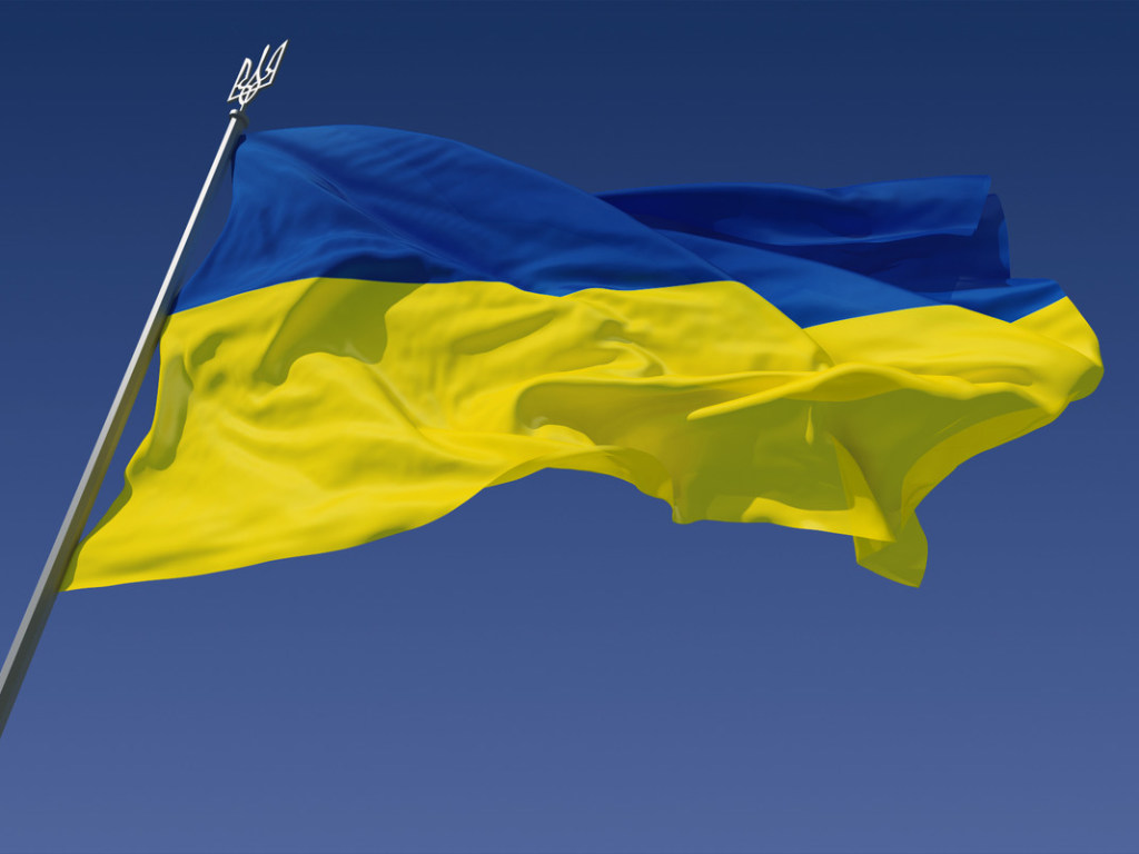 В Киеве вор рухнул на бетонную лестницу при краже флага (ВИДЕО)