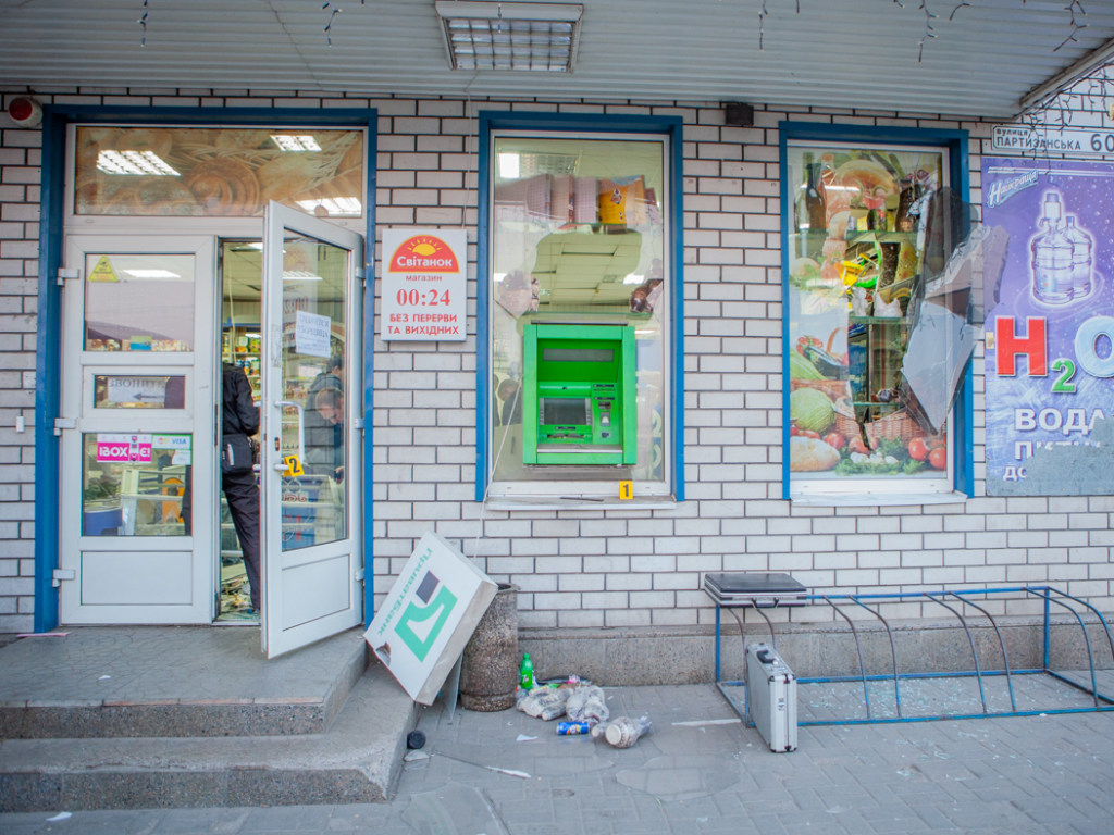 Под Днепром взорвали банкомат в круглосуточном магазине (ФОТО)