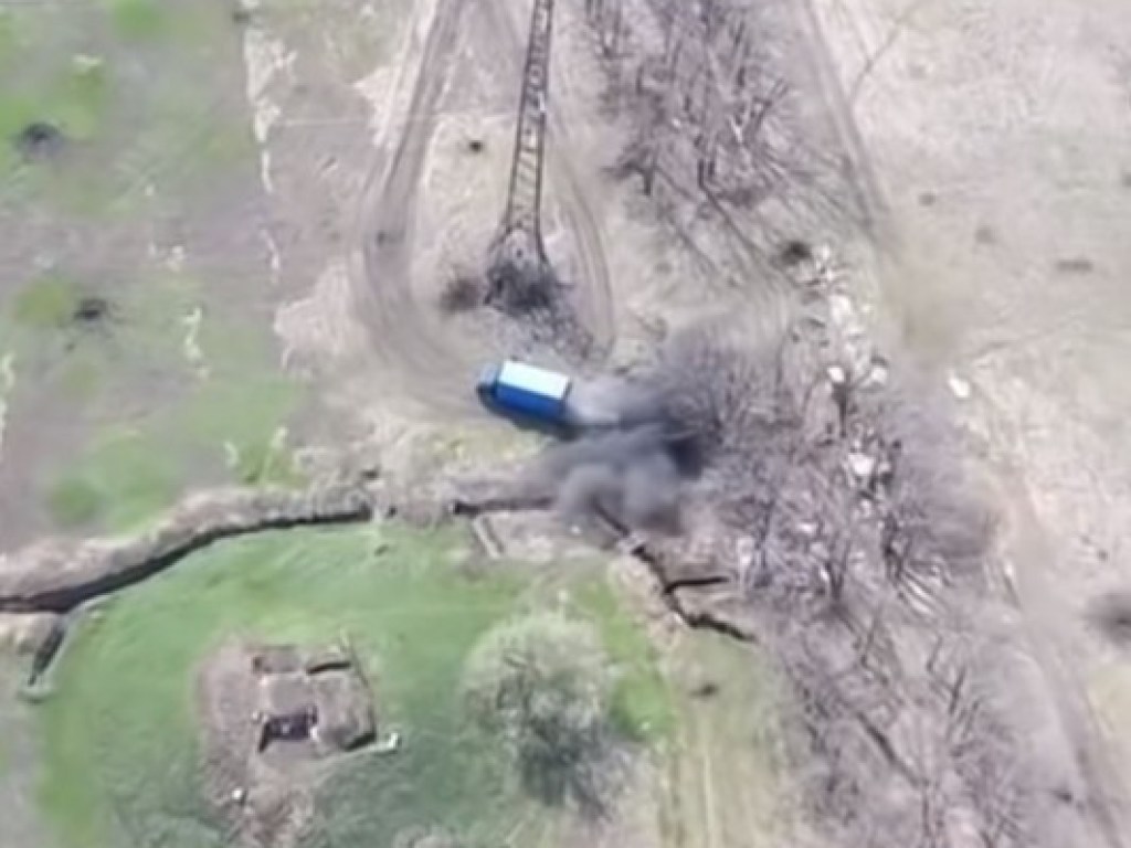 Дрон снял на видео уничтожение грузовика боевиков на Донбассе