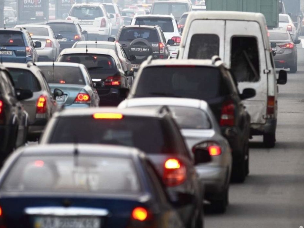 Транспорт в Киеве еле движется: уровень пробок достиг 8 баллов (КАРТА)