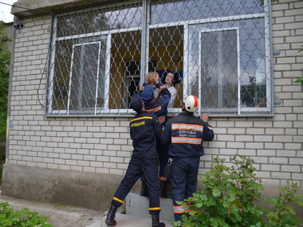 В Николаеве ребенок застрял головой в решетке балкона: на помощь приехали бойцы ГСЧС (ФОТО, ВИДЕО)