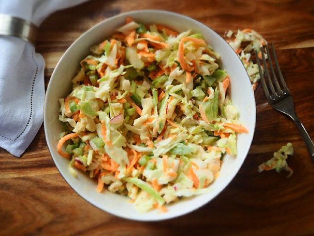Диетологи изобрели «жиросжигающий» салат: рецепт блюда