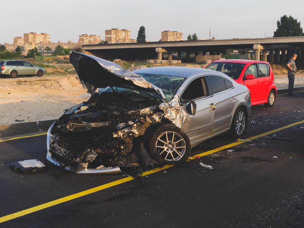 Volkswagen, Daihatsu и «Нива»: На столичной Оболони произошло крупное ДТП с пострадавшими (ФОТО, ВИДЕО)