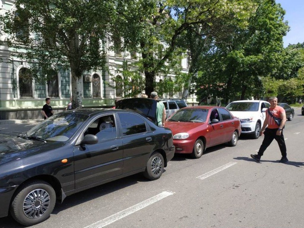 В центре Николаева столкнулись Mitsubishi и два Daewoo (ФОТО)