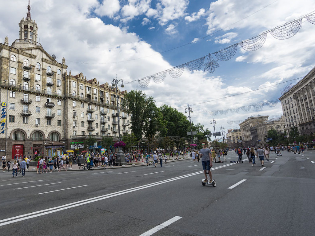 На Крещатике в Киеве хамоватый мотоциклист избил пешехода за замечание о езде по тротуару