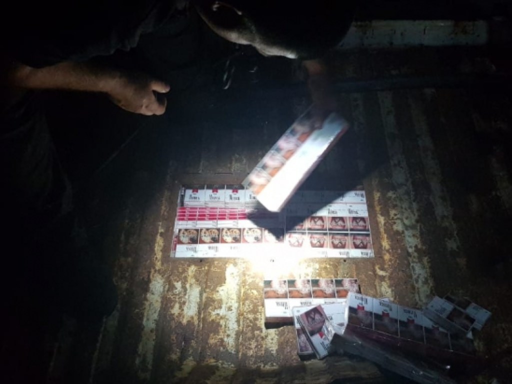 Пограничникам удалось остановить крупную контрабанду сигарет на границе с Румынией (ВИДЕО)