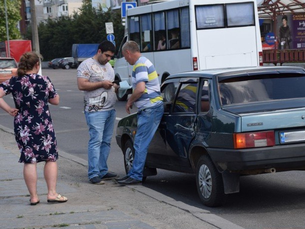 В центре Николаева столкнулись микроавтобус Mercedes и «Лада» (ФОТО)
