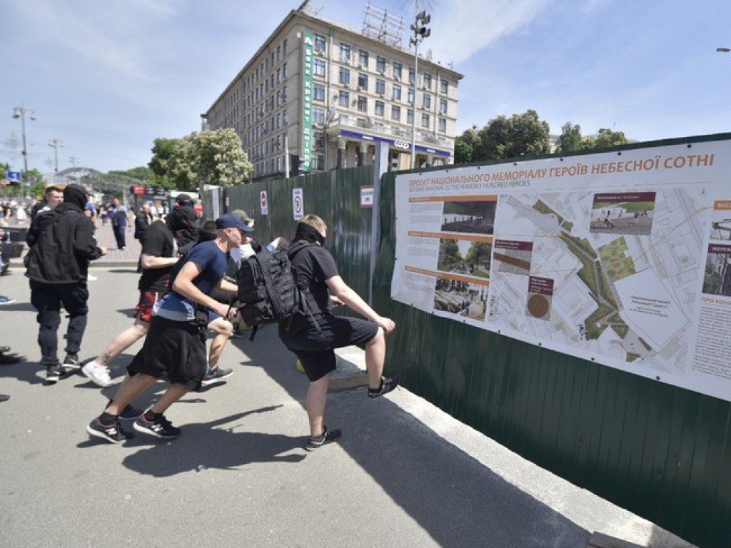 Националисты снесли забор на месте возведения мемориала Героев Небесной Сотни в Киеве (ФОТО)