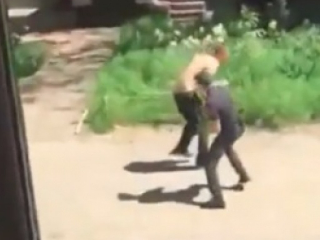«Полицейский» избил пьяного запорожца дубинкой (ФОТО, ВИДЕО)