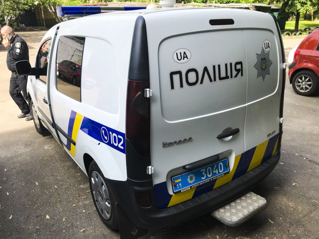 На Воскресенке в Киеве во дворе жилого дома нашли труп мужчины (ФОТО)