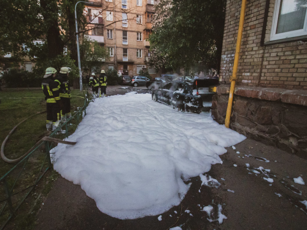 На Дарнице в Киеве сожгли Opel (ФОТО, ВИДЕО)