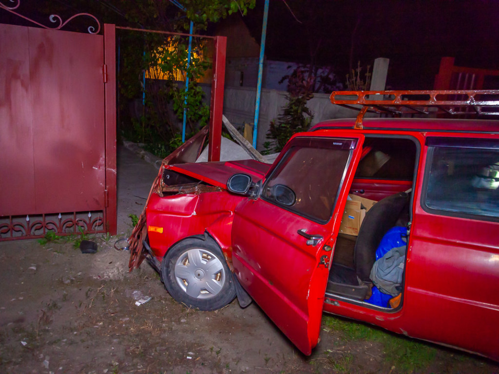 Пьяный житель Днепра на «Запорожце» врезался в забор частного дома (ФОТО, ВИДЕО)