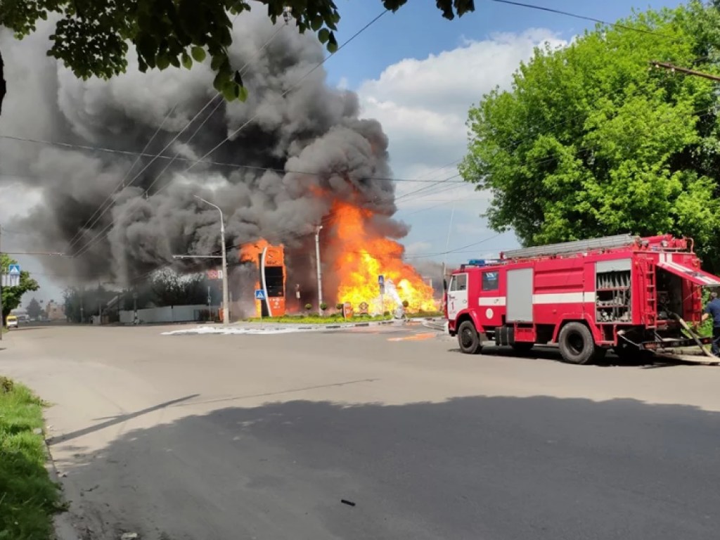 В Житомире начала гореть АЗС, есть пострадавшие (ФОТО)