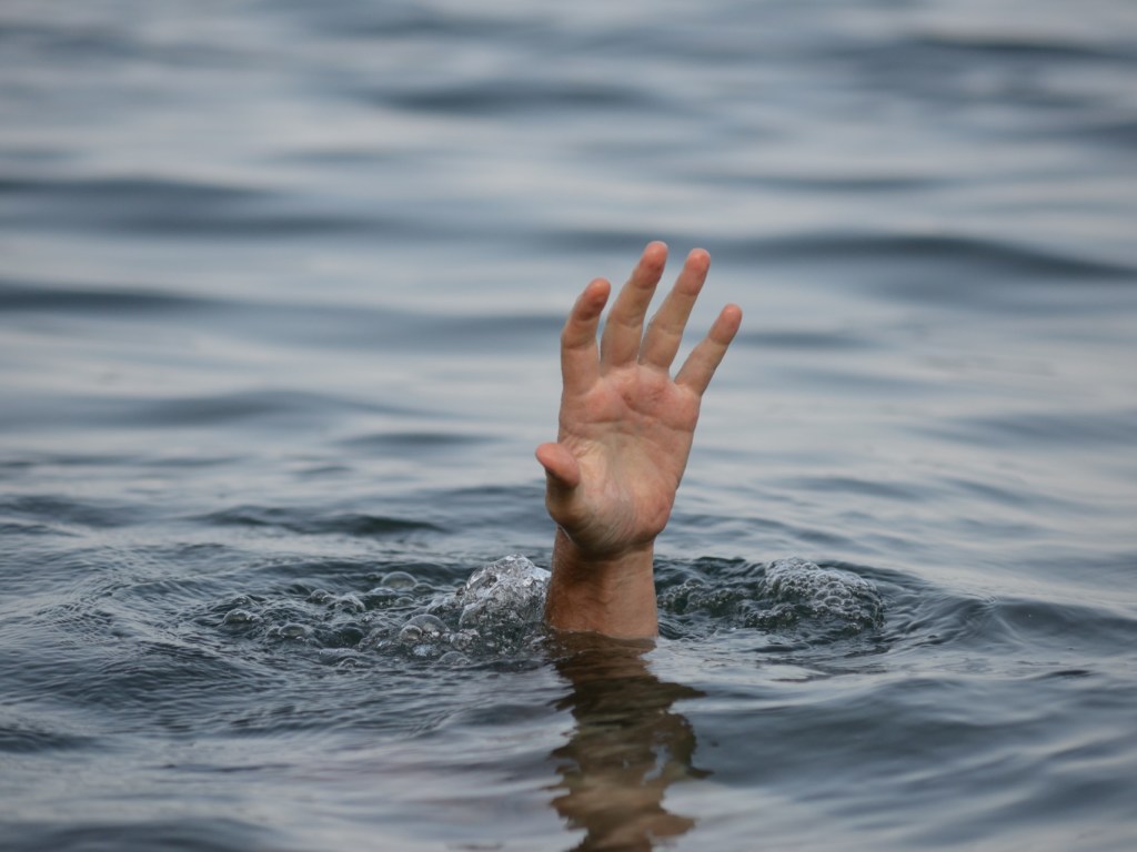 Оступилась и упала в воду: под Днепром в канале утонула 7-летняя девочка