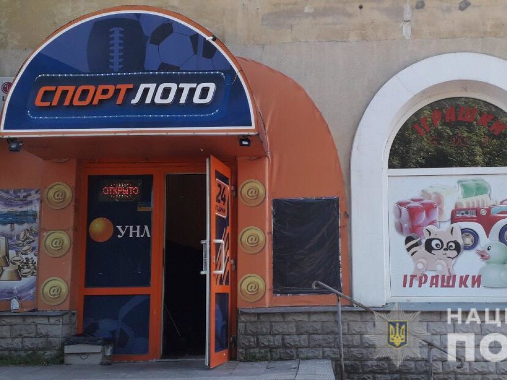 В Харькове рецидивист обокрал «Спортлото» и перерезал себе шею (ФОТО)