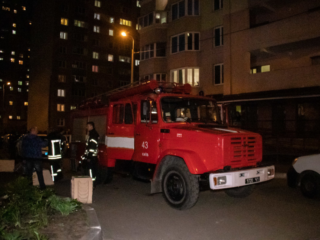 В Киеве в многоэтажном доме горела квартира (ФОТО)