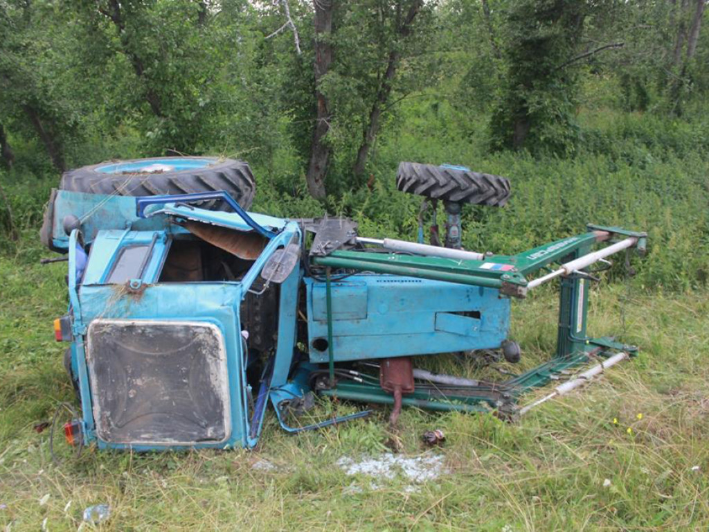 Пьяный водитель на Херсонщине перевернул трактор (ФОТО)