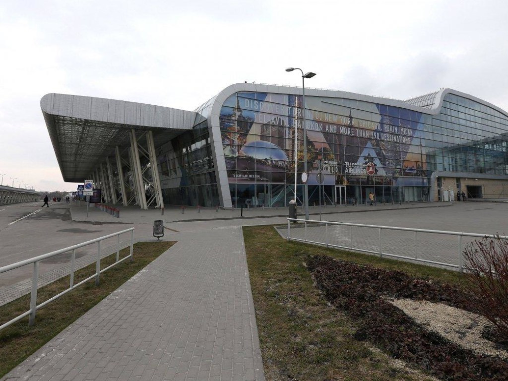 В аэропорту «Львов» задержали на сутки и не выпускают 145 пассажиров: нет самолета