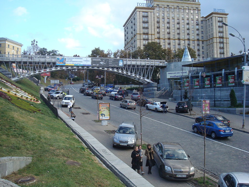В Киеве на три месяца перекроют пешеходный мост на Аллее Небесной Сотни