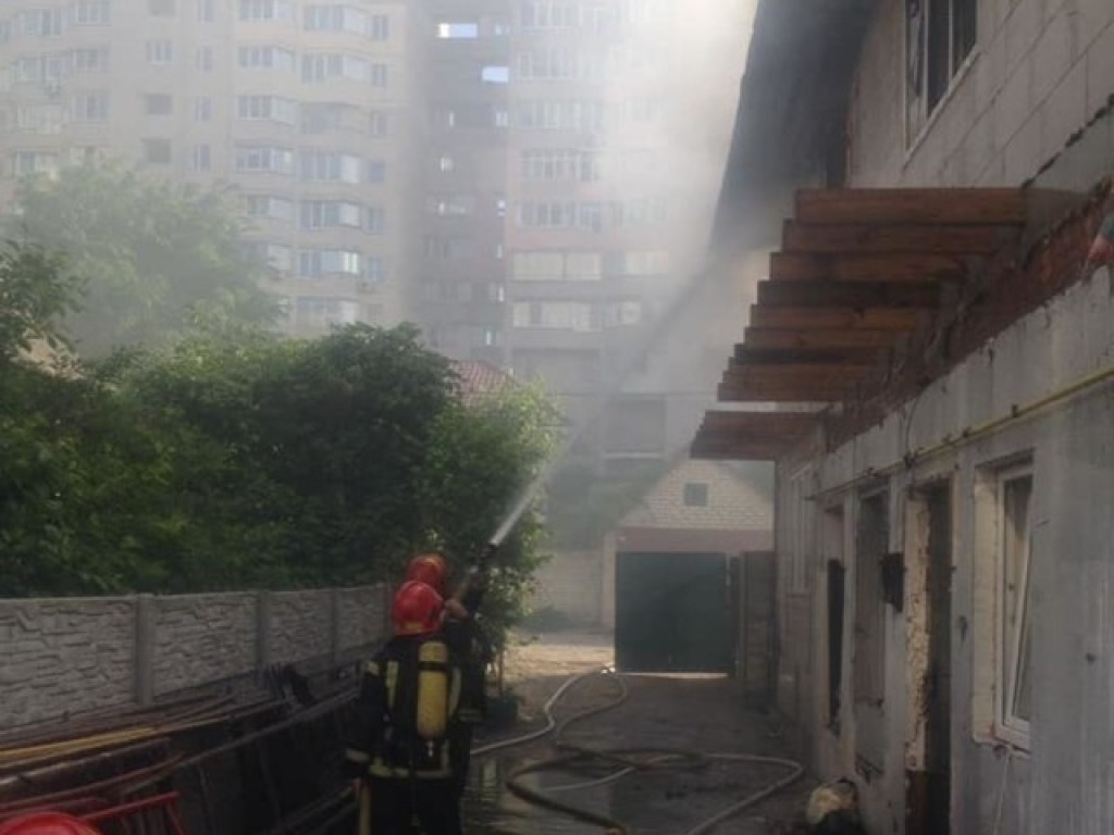 В Киеве произошел масштабный пожар в частном доме (ФОТО)