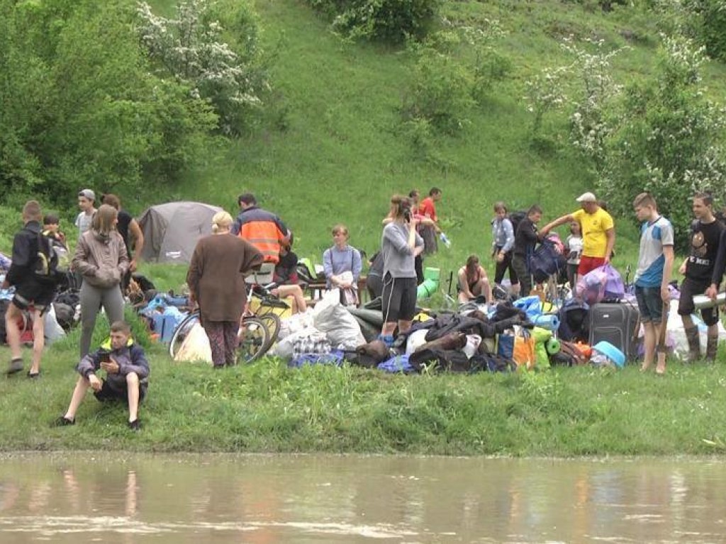 Из-за сильного наводнения в Хмельницкой области сотни людей оказались в ловушке (ФОТО)
