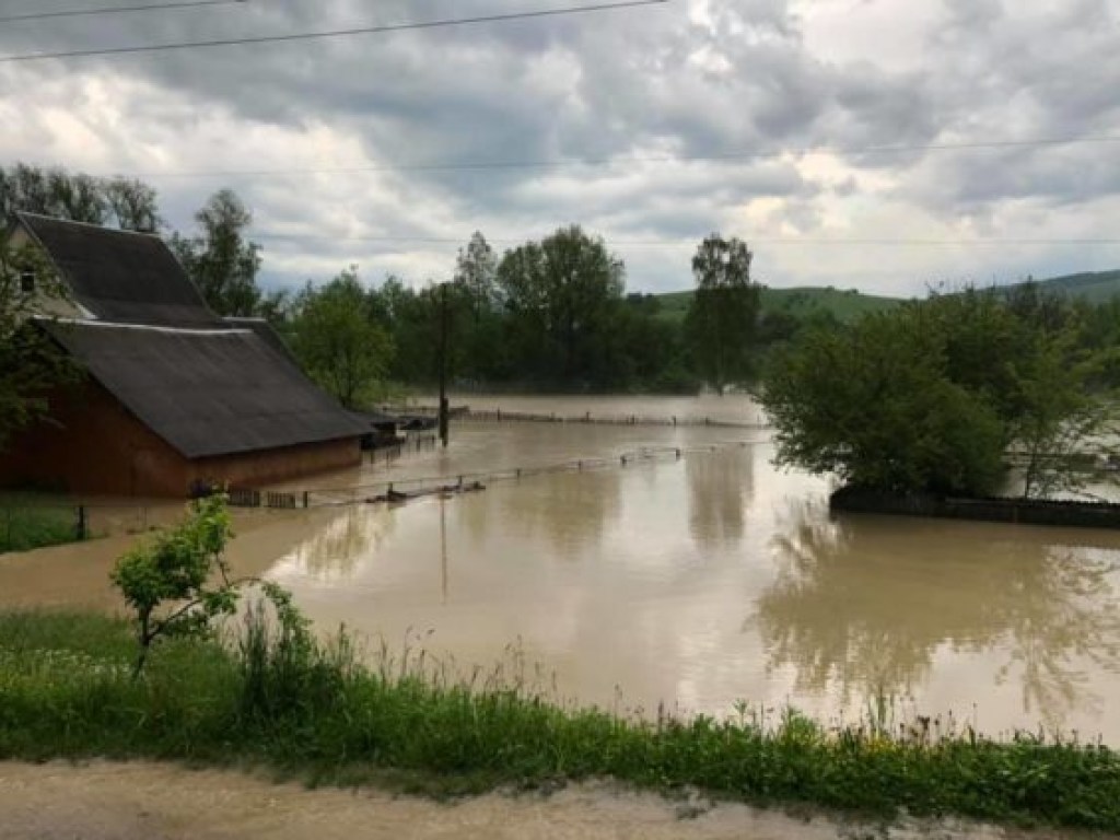 На Прикарпатье люди борются с последствиями наводнения, проходит эвакуация (ФОТО, ВИДЕО)