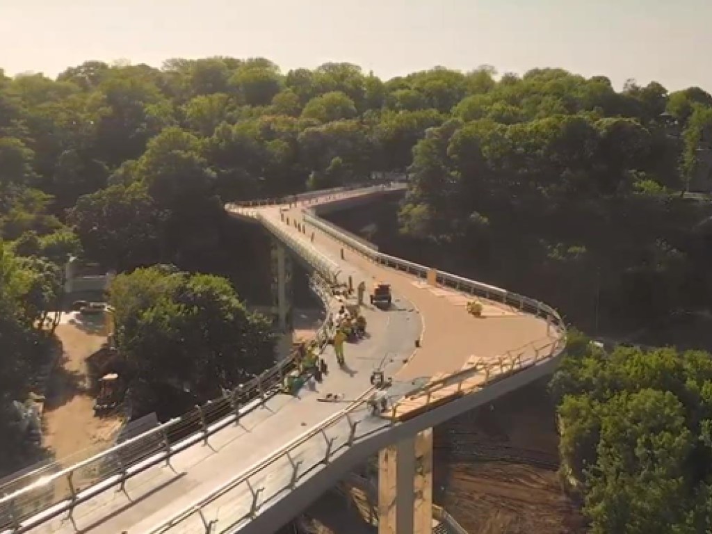 Пешеходный мост в Киеве показали с высоты птичьего полета (ВИДЕО)
