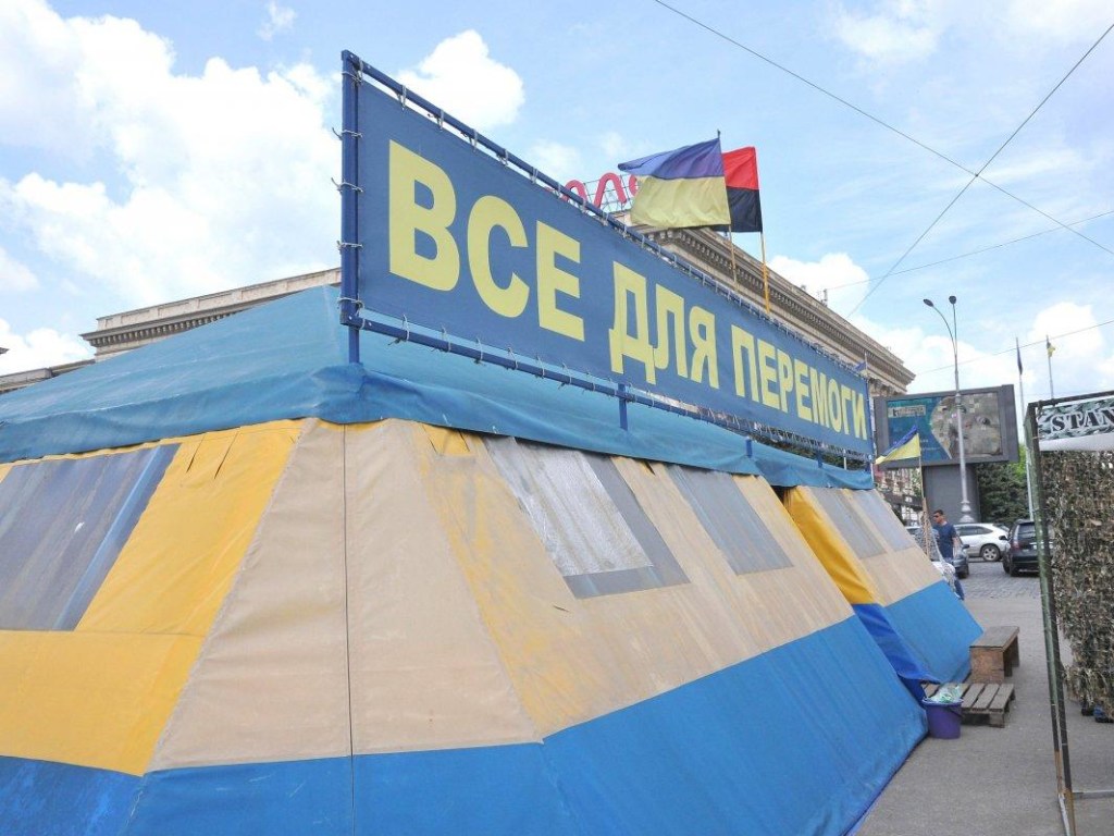 В Харькове в ночь на понедельник неизвестные подожгли скандальную волонтерскую палатку