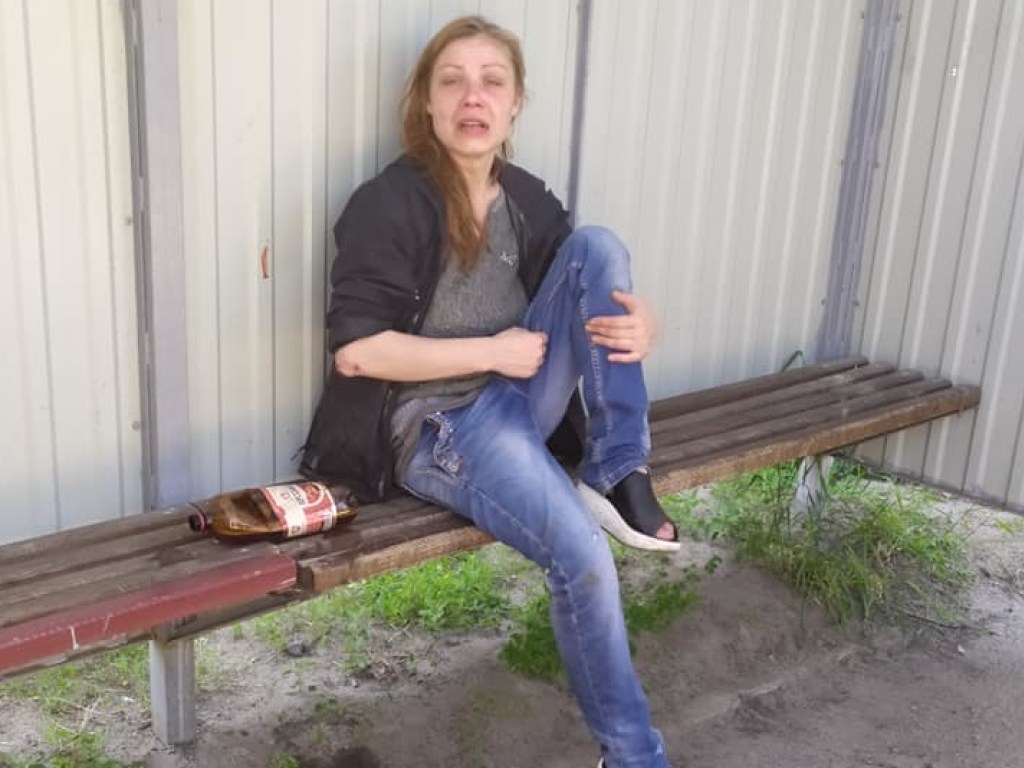 В Харькове неадекватная женщина бросалась на детей и угрожала их убить (ФОТО)