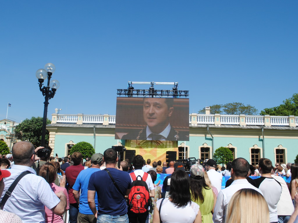 Фанаты Зеленского ликовали: Чем народу Украины запомнилась инаугурация Президента (ФОТО)