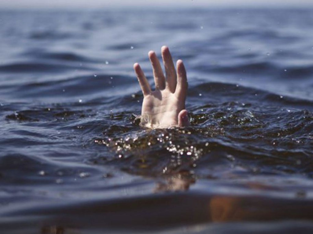 В пруду под Винницей утонули маленькие брат и сестра: один ребенок упал в воду, другой &#8212; его спасал