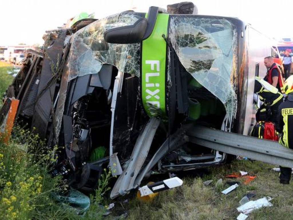 В Германии произошло жесткое ДТП с автобусом: более 70 пострадавших, есть погибшие (ФОТО)